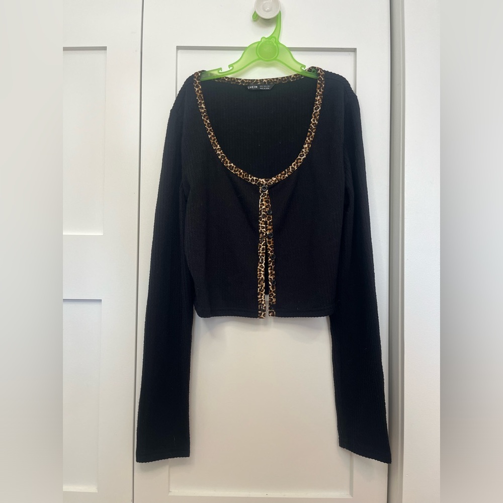 Hi, selling this beautiful long sleeve top for women/teens in size S.